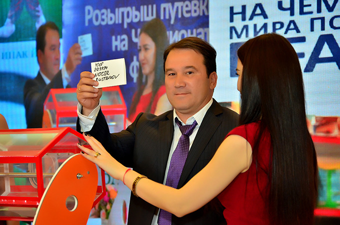 Банк «Ипак Йули» разыграл билеты на Чемпионат мира по футболу FIFA 2018 ...