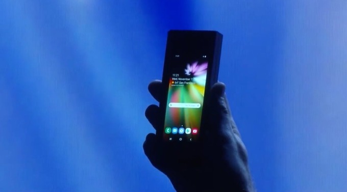 Samsung показала смартфон с гибким экраном – Spot