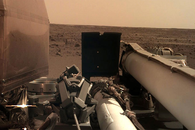 Аппарат NASA совершил посадку на Марс и прислал первые снимки с планеты