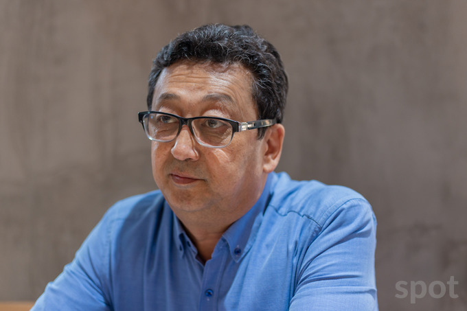 Mast va uxlab yotgan onani sikadi Ayolning tukli vaginasi