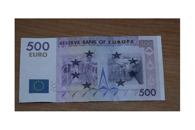 В Ташкенте пытались обменять фальшивые 58 купюр в 500 евро. Она одна из самых подозрительных банкнот