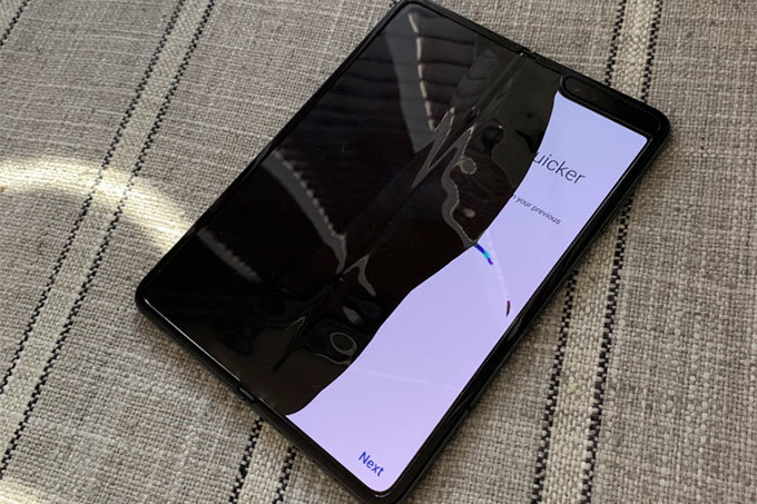 Samsung расследует причину неисправности экранов складного смартфона за $2000