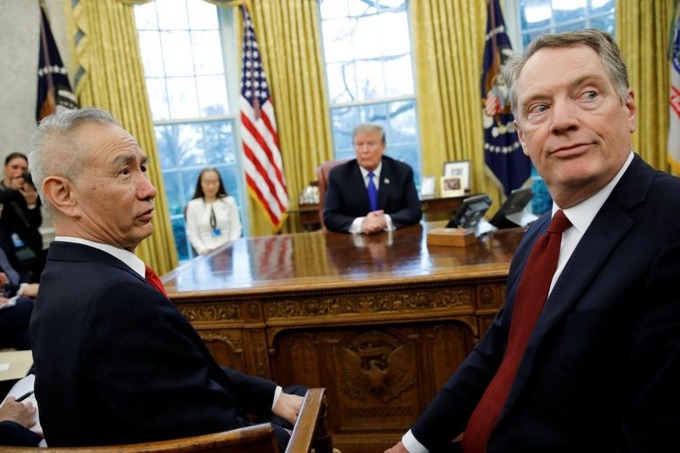 Президент США Дональд Трамп (на заднем фоне) во время встречи Роберта Лайтхайзера (справа) с вице-премьером Китая Лю Хе