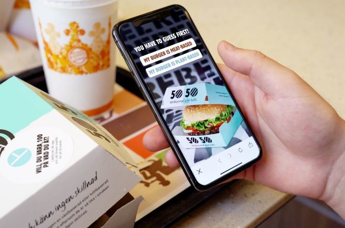 Burger King предлагает посетителям отличить мясной бургер от веганского