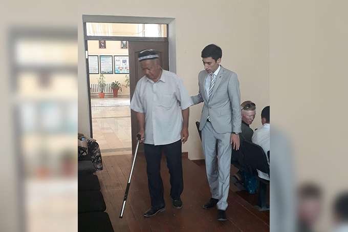 Исследователи Узбекистана представили «инновационную трость» для незрячих