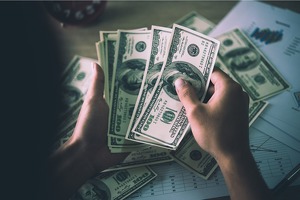 ЦБ РФ отменил комиссию в 12% на покупку валюты через брокеров