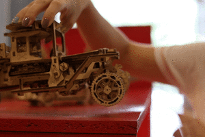 История игрушек: как Нодир Абдусаматов вырастил из хобби бизнес на конструкторах из дерева