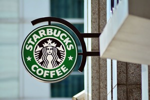 Starbucks ограничила доступ в кафе и туалеты для клиентов без заказа