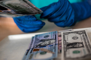 Ряд коммерческих банков ввёл комиссии за снятие инвалюты с карт