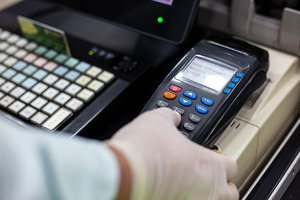 В Korzinka можно обналичивать деньги с карты на кассах