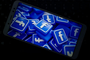 Facebook начал удалять фейки об опасности вакцин от коронавируса