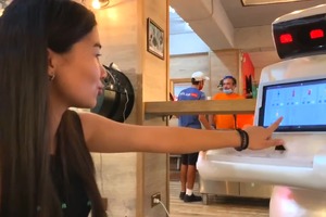 Видео: кафе Street 77 в Ташкенте начало тестировать робота-ассистента