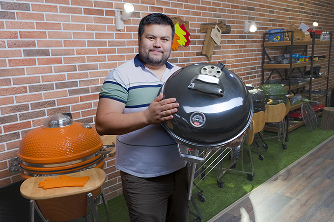 «Надо, чтобы было все: от таблеток для разведения огня до щетки для очистки» — Тимур Давлятов о создании магазина для гриллинга