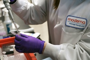 Moderna оценила эффективность своей вакцины от COVID в 100% при тяжелых случаях