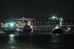 Контейнеровоз Ever Given сняли с мели в Суэцком канале
