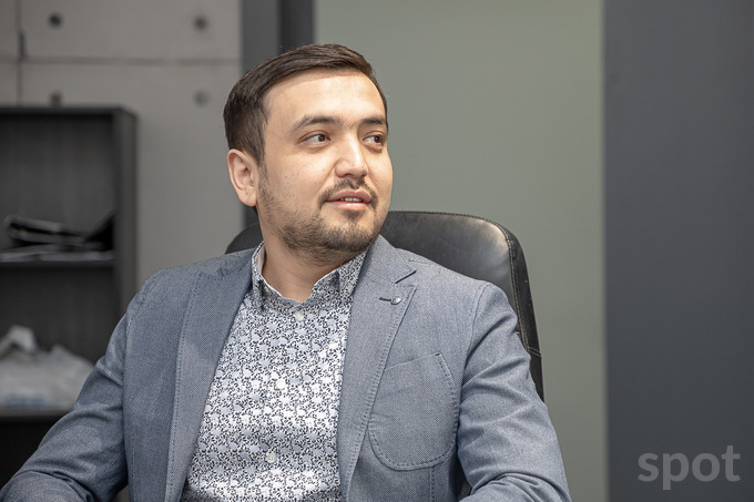 История Akmal Farm: как приватизированная в 90-е аптека выросла до целой сети и завода