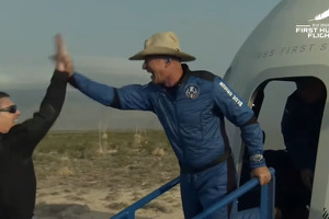 Kosmosga chiqayotgan milliarderlar: Jeff Bezos ham oʻz missiyasini amalga oshirdi