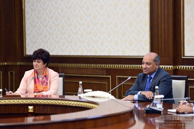 Сума Чакрабарти на встрече с Шавкатом Мирзиёевым в 2020 году (справа).