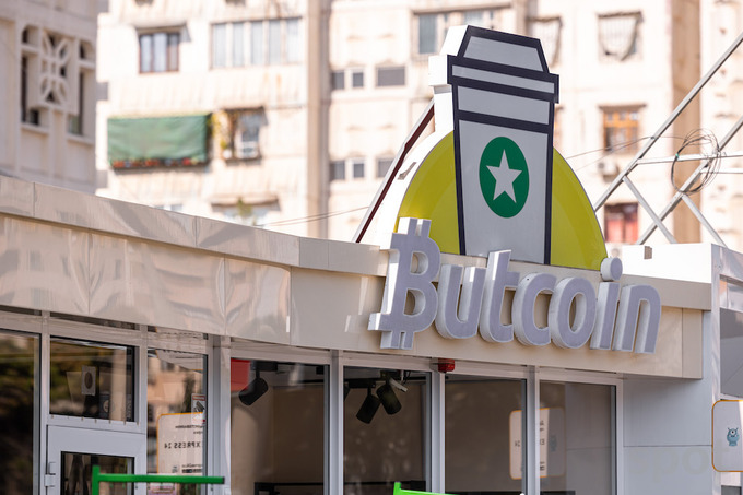 Yo’l yoqasidagi gastromarket: Armen Saakyan Butcoin biznes-modeli, Starbucks sotuvi va demping haqida