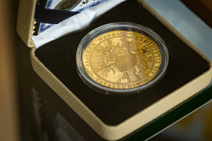 Золотые слитки и монеты подорожали до максимальных отметок с мая