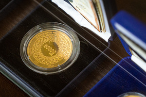 Банки смогут продавать золотые монеты иностранцам онлайн