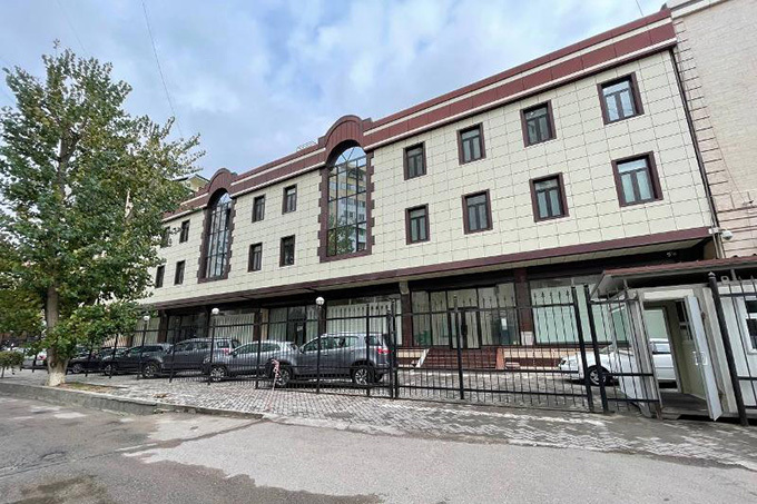 В Мирабадском районе за долги выставили на аукцион офисное здание