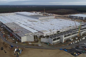 Tesla oʻz xodimlariga qulaylik yaratish uchun temir yoʻlni sotib oldi