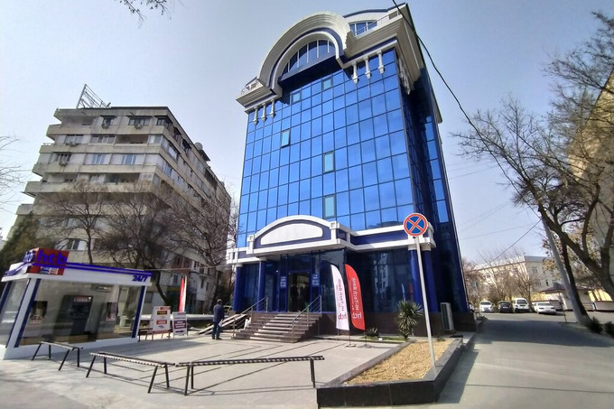 Здание головного офиса Hi-Tech Bank выставили на аукцион за долги