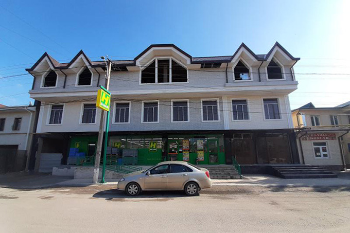 В Яккасарайском районе за долги продаётся трёхэтажное нежилое здание