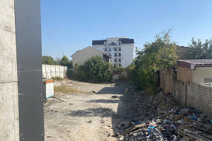 В районе аэропорта Ташкента за долги продают участок под застройку