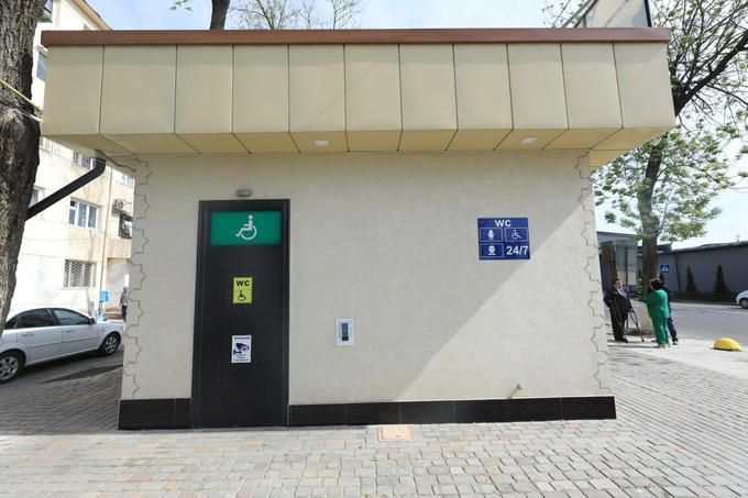 Paypoq kiygan ayollar korporativ ziyofatda oz mushuklarini porlashdi