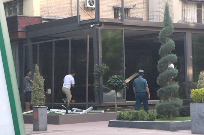 В центре Ташкента сносят летние террасы. Среди них — «ЧайКоф»