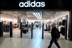 Adidas Rossiya bo‘linmasini xorijiy investorga o‘tkazish imkoniyatini ko‘rib chiqmoqda