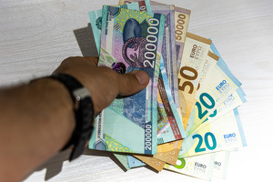 Курс доллара в Узбекистане резко снижается третий день подряд