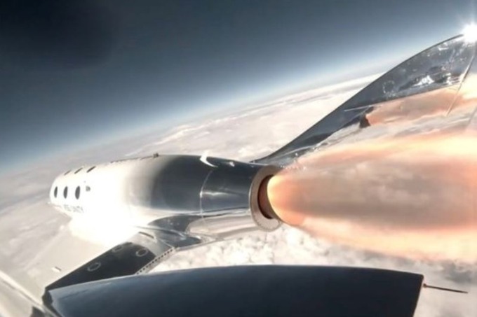 Virgin Galactic совершила первый коммерческий полет
