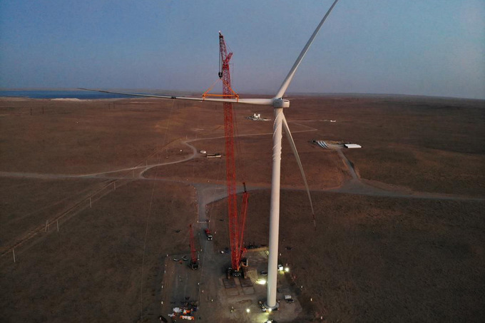 В Бухарской области началась установка ветряных турбин для ACWA