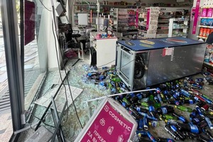 Магазины пострадали во время взрыва в Сергелийском районе