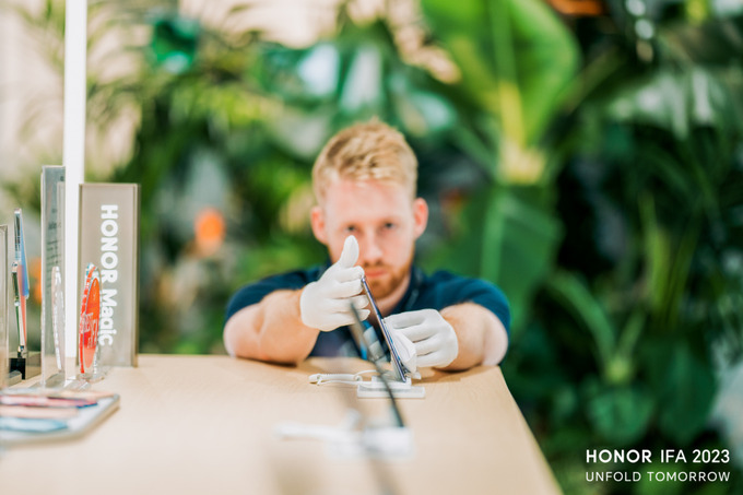 honor magic v2, реклама