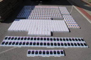 На шоссе Фергана-Ташкент перехватили 420 контрабандных смартфонов