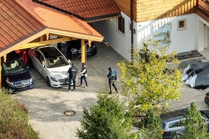 В Германии арестовали автомобили на вилле Алишера Усманова