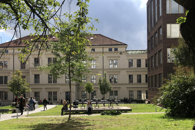 chexiya, xorijda ta'lim