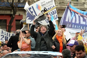 Аргентина девальвировала национальную валюту более чем в два раза