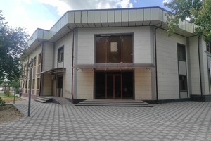 В Яшнабадском районе выставили на аукцион двухэтажное здание