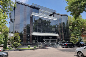 В районе метро «Ойбек» за долги продается четырехэтажное здание