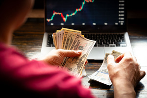 Курс доллара от ЦБ впервые за два года опустился до 11 972 сумов