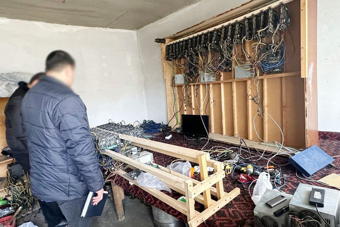 В Джизакской области обнаружили двух нелегальных майнеров