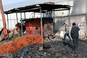 Toshkentdagi issiqxonalardan birida avtomobil shinalari yoqilgani aniqlandi