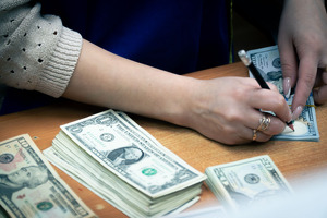 Официальный курс доллара впервые за два года упал до 12 060 сумов