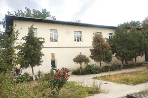 В районе рынка Ипподром на продажу за долги выставили здание