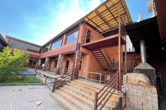 В районе столичной мечети Кукча за долги продается здание чайханы